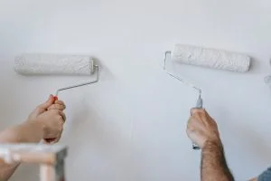 Pareja Pintando Pared
