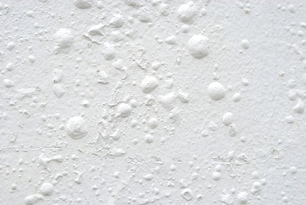 Burbujas en la pintura de la pared